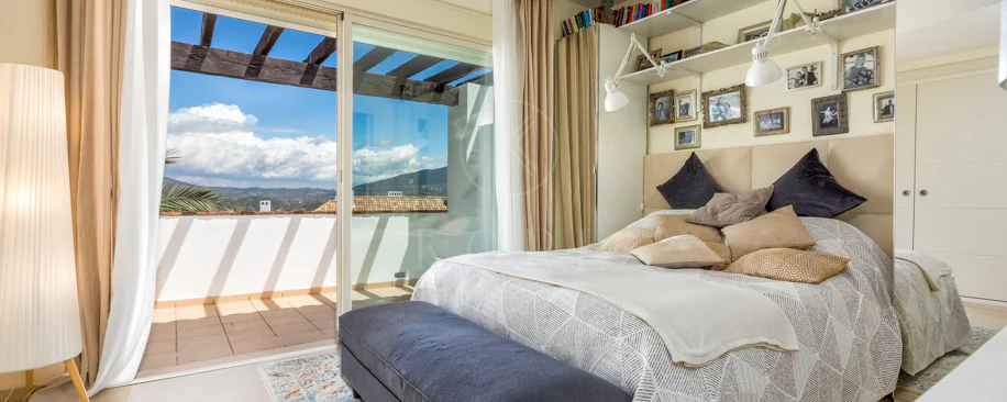 Elegante orientación norte este, casa adosada de tres dormitorios situada en La Cala Golf, Mijas