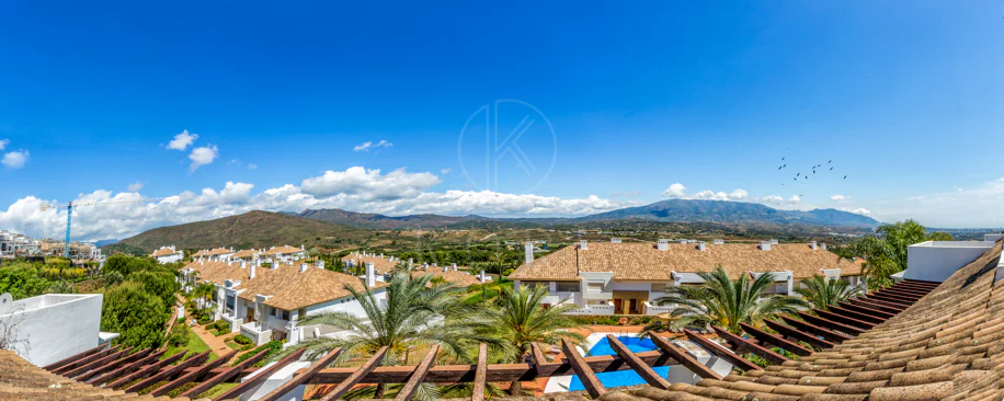 Elegante orientación norte este, casa adosada de tres dormitorios situada en La Cala Golf, Mijas