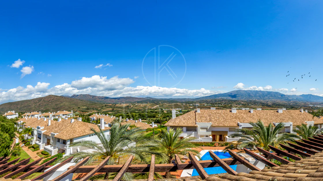 Elegante orientación norte este, casa adosada de tres dormitorios situada en La Cala Golf, Mijas