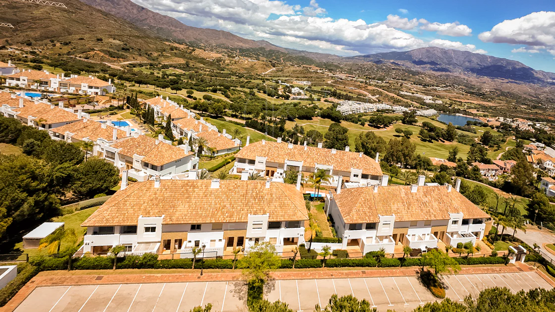 Elegante orientación norte este, casa adosada de tres dormitorios situada en La Cala Golf, Mijas
