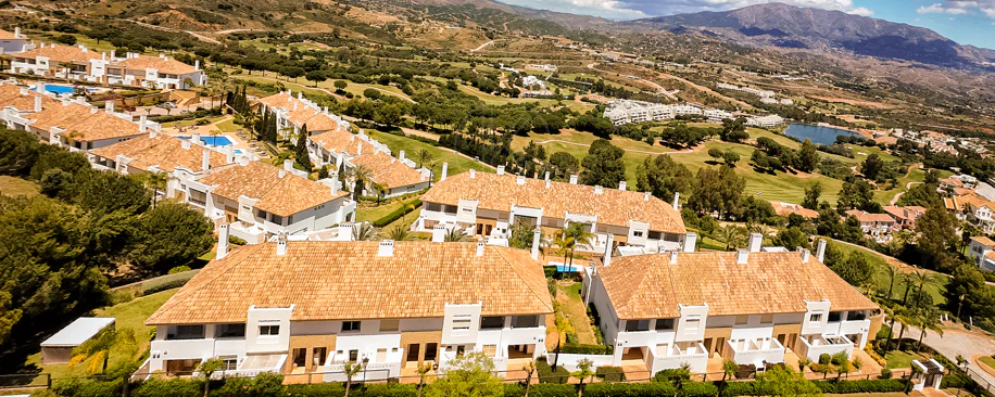 Elegante orientación norte este, casa adosada de tres dormitorios situada en La Cala Golf, Mijas