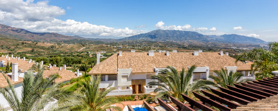 Elegante orientación norte este, casa adosada de tres dormitorios situada en La Cala Golf, Mijas