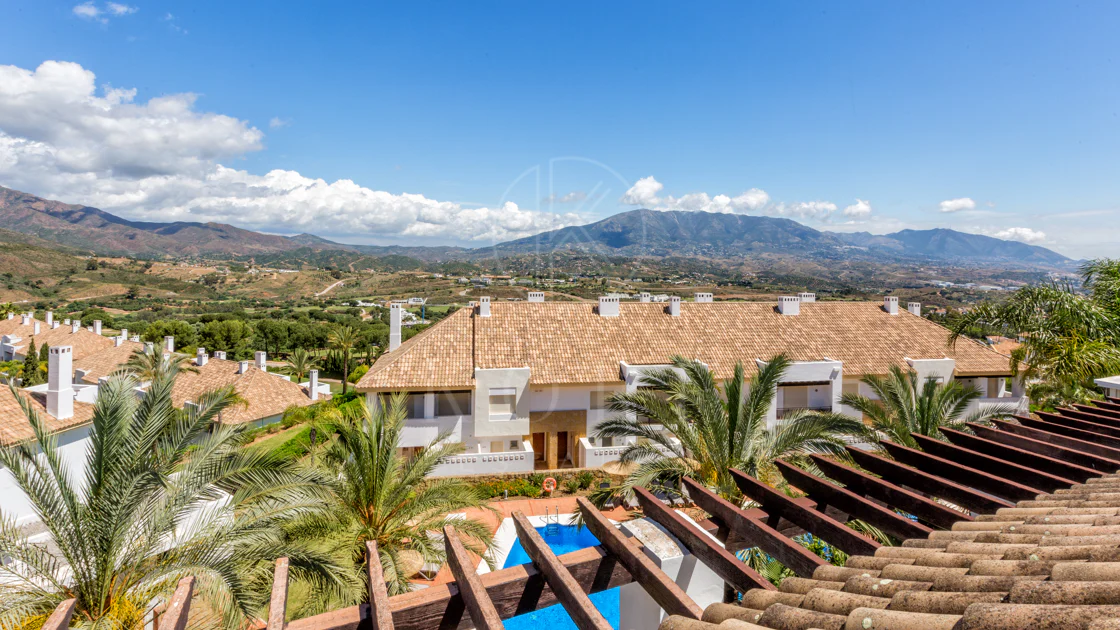 Elegante orientación norte este, casa adosada de tres dormitorios situada en La Cala Golf, Mijas