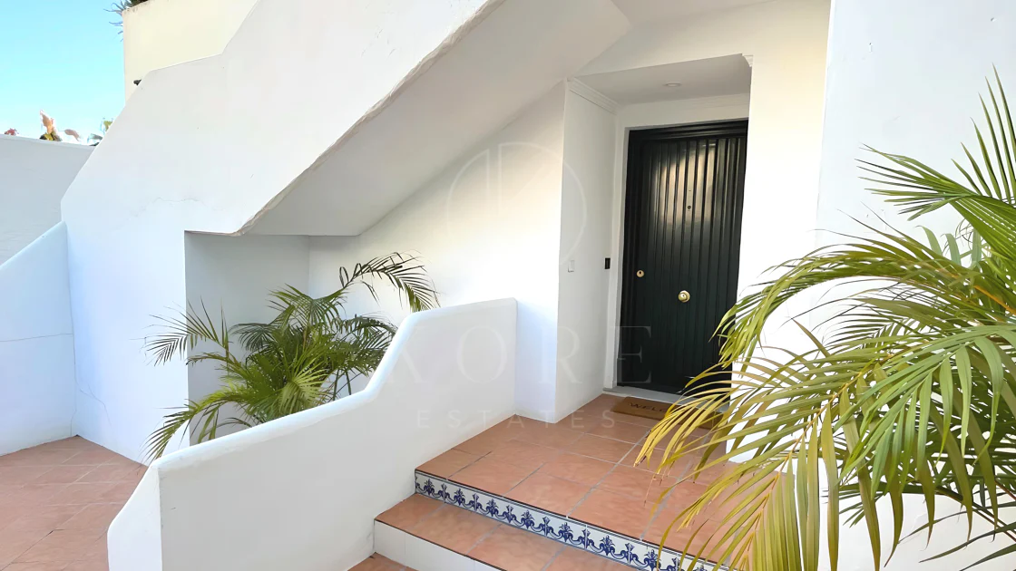 ELEGANT GROUND FLOOR RETREAT WITH PRIVATE GARDEN IN NUEVA ANDALUCÍA