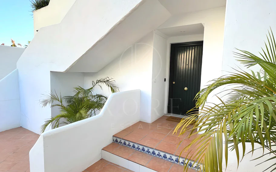 ELEGANT GROUND FLOOR RETREAT WITH PRIVATE GARDEN IN NUEVA ANDALUCÍA