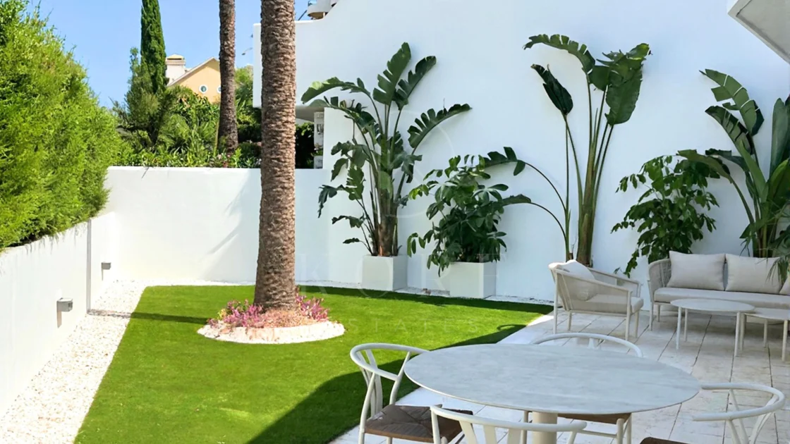 ELEGANT GROUND FLOOR RETREAT WITH PRIVATE GARDEN IN NUEVA ANDALUCÍA