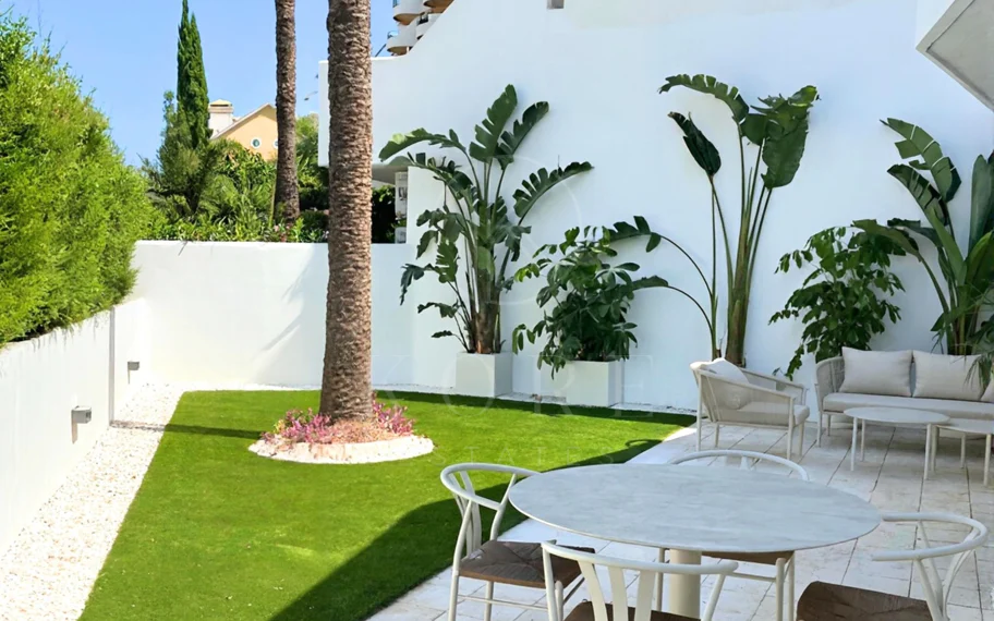 ELEGANT GROUND FLOOR RETREAT WITH PRIVATE GARDEN IN NUEVA ANDALUCÍA