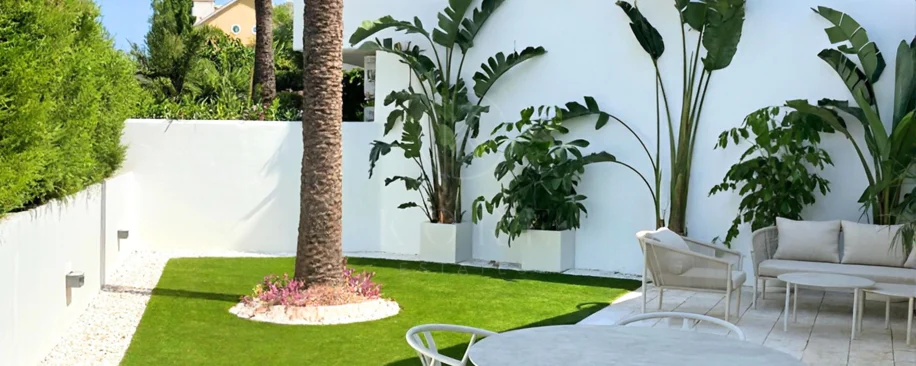 ELEGANT GROUND FLOOR RETREAT WITH PRIVATE GARDEN IN NUEVA ANDALUCÍA