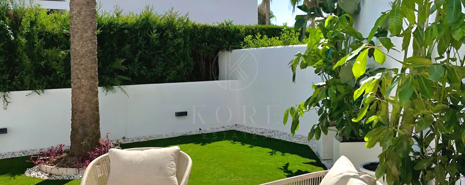ELEGANT GROUND FLOOR RETREAT WITH PRIVATE GARDEN IN NUEVA ANDALUCÍA