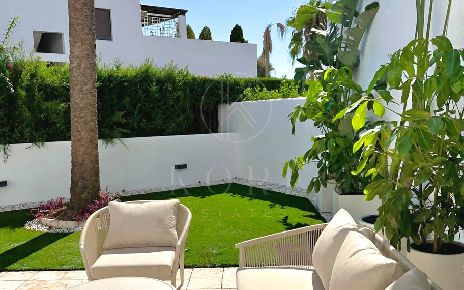 ELEGANT GROUND FLOOR RETREAT WITH PRIVATE GARDEN IN NUEVA ANDALUCÍA