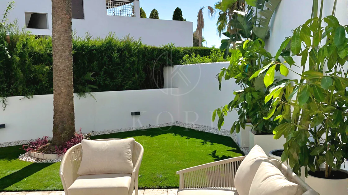 ELEGANT GROUND FLOOR RETREAT WITH PRIVATE GARDEN IN NUEVA ANDALUCÍA