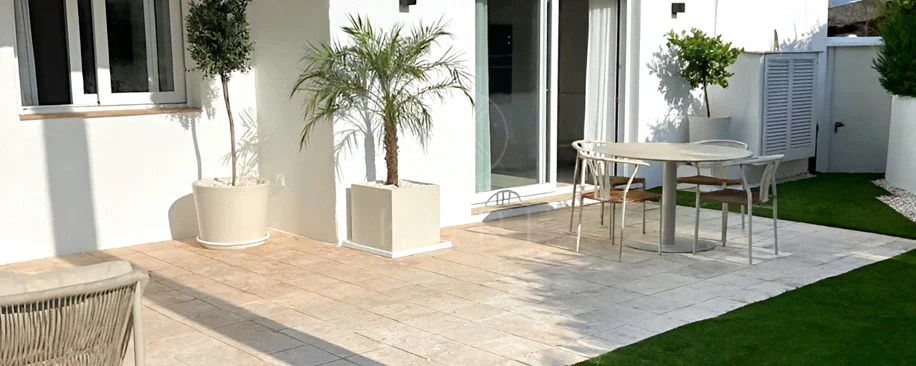 ELEGANT GROUND FLOOR RETREAT WITH PRIVATE GARDEN IN NUEVA ANDALUCÍA