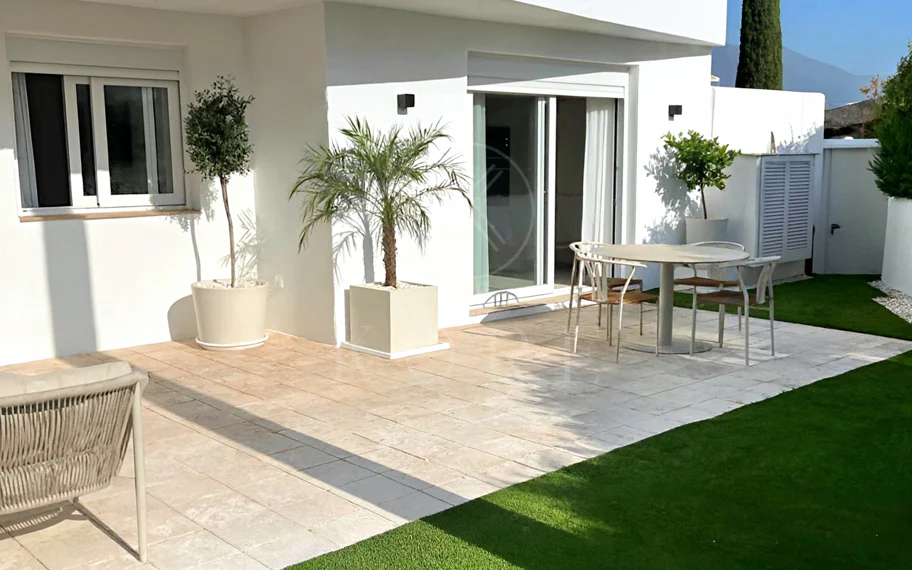 ELEGANT GROUND FLOOR RETREAT WITH PRIVATE GARDEN IN NUEVA ANDALUCÍA