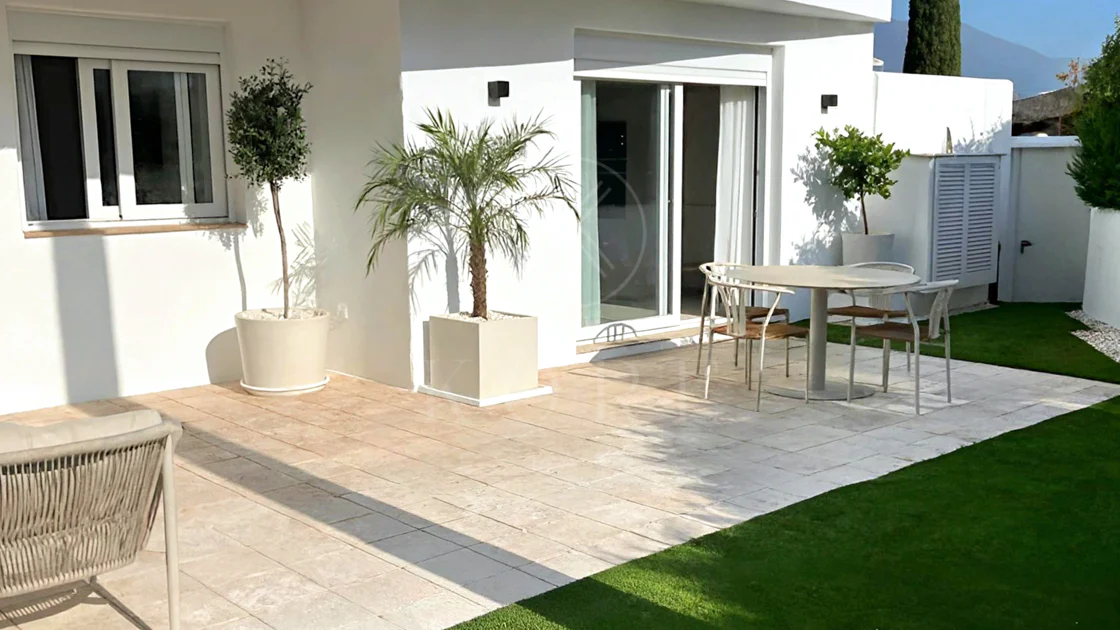 ELEGANT GROUND FLOOR RETREAT WITH PRIVATE GARDEN IN NUEVA ANDALUCÍA