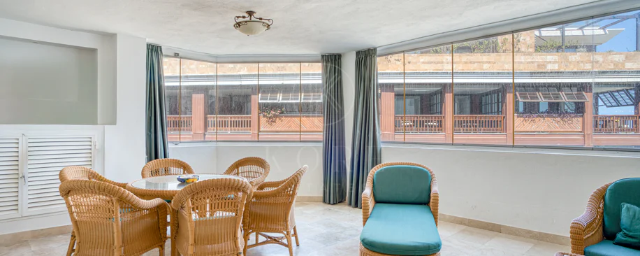 Apartament exclusivist cu două dormitoare cu vedere spre sud, situat pe malul mării, în La Herradura, Marbella