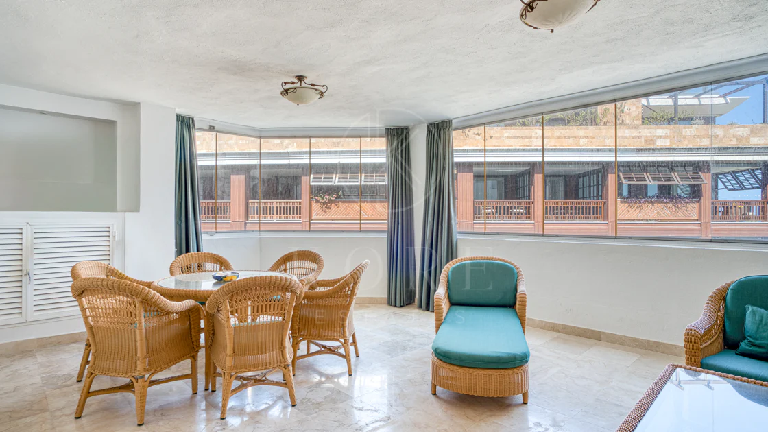 Apartament exclusivist cu două dormitoare cu vedere spre sud, situat pe malul mării, în La Herradura, Marbella