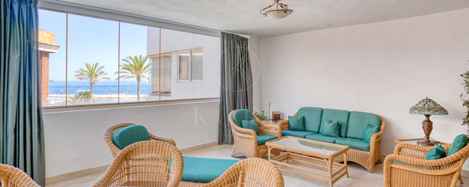 Apartament exclusivist cu două dormitoare cu vedere spre sud, situat pe malul mării, în La Herradura, Marbella