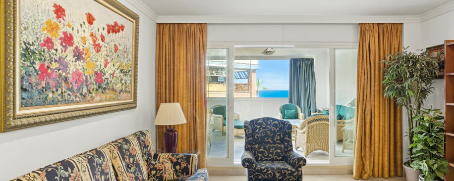 Apartament exclusivist cu două dormitoare cu vedere spre sud, situat pe malul mării, în La Herradura, Marbella