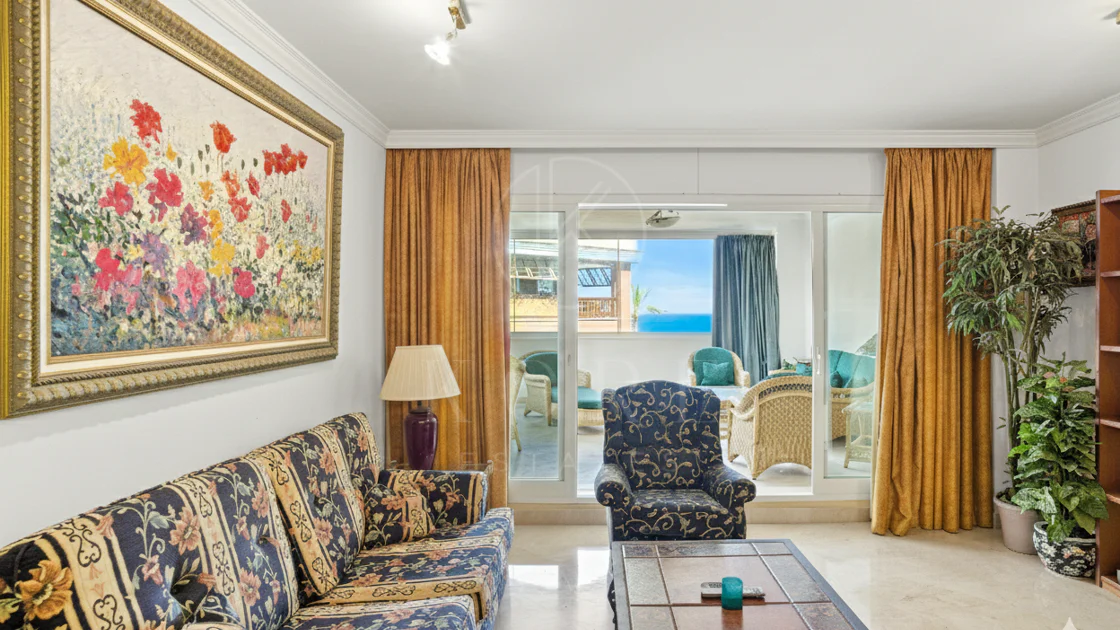 Apartament exclusivist cu două dormitoare cu vedere spre sud, situat pe malul mării, în La Herradura, Marbella