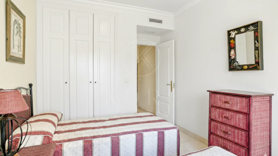 Apartament exclusivist cu două dormitoare cu vedere spre sud, situat pe malul mării, în La Herradura, Marbella