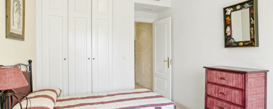 Apartament exclusivist cu două dormitoare cu vedere spre sud, situat pe malul mării, în La Herradura, Marbella