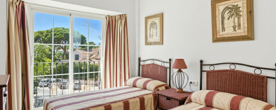 Apartament exclusivist cu două dormitoare cu vedere spre sud, situat pe malul mării, în La Herradura, Marbella