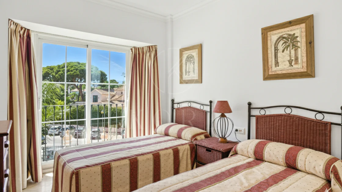 Apartament exclusivist cu două dormitoare cu vedere spre sud, situat pe malul mării, în La Herradura, Marbella