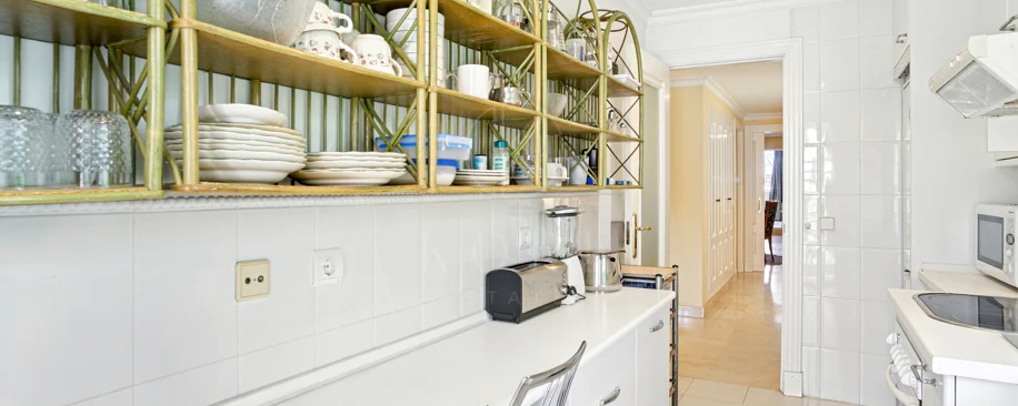 Apartament exclusivist cu două dormitoare cu vedere spre sud, situat pe malul mării, în La Herradura, Marbella