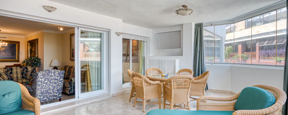 Apartament exclusivist cu două dormitoare cu vedere spre sud, situat pe malul mării, în La Herradura, Marbella