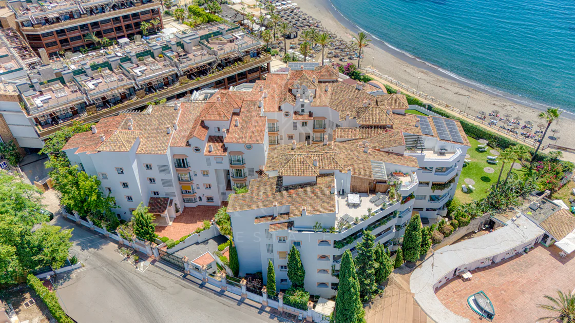 Apartament exclusivist cu două dormitoare cu vedere spre sud, situat pe malul mării, în La Herradura, Marbella