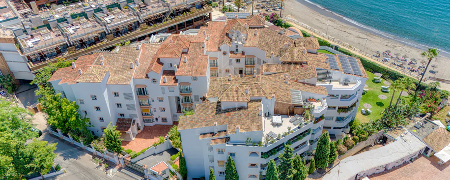 Apartament exclusivist cu două dormitoare cu vedere spre sud, situat pe malul mării, în La Herradura, Marbella