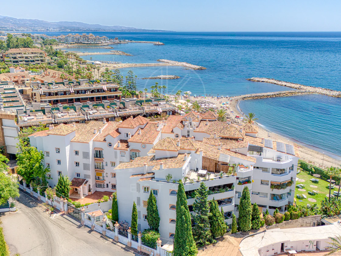 Apartament exclusivist cu două dormitoare cu vedere spre sud, situat pe malul mării, în La Herradura, Marbella