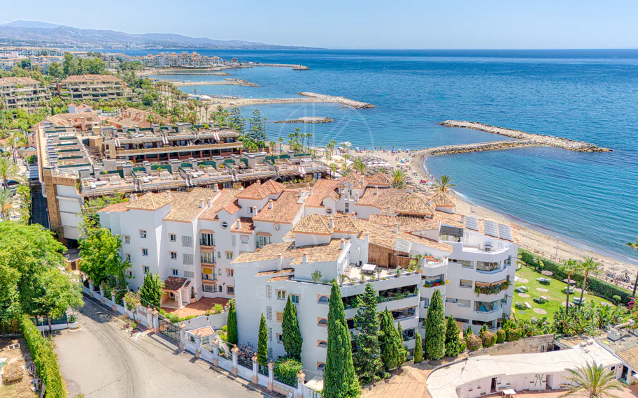 Exclusive Beachfront Two-Bedroom South-Facing Apartment with Sea Views in La Herradura, Marbella