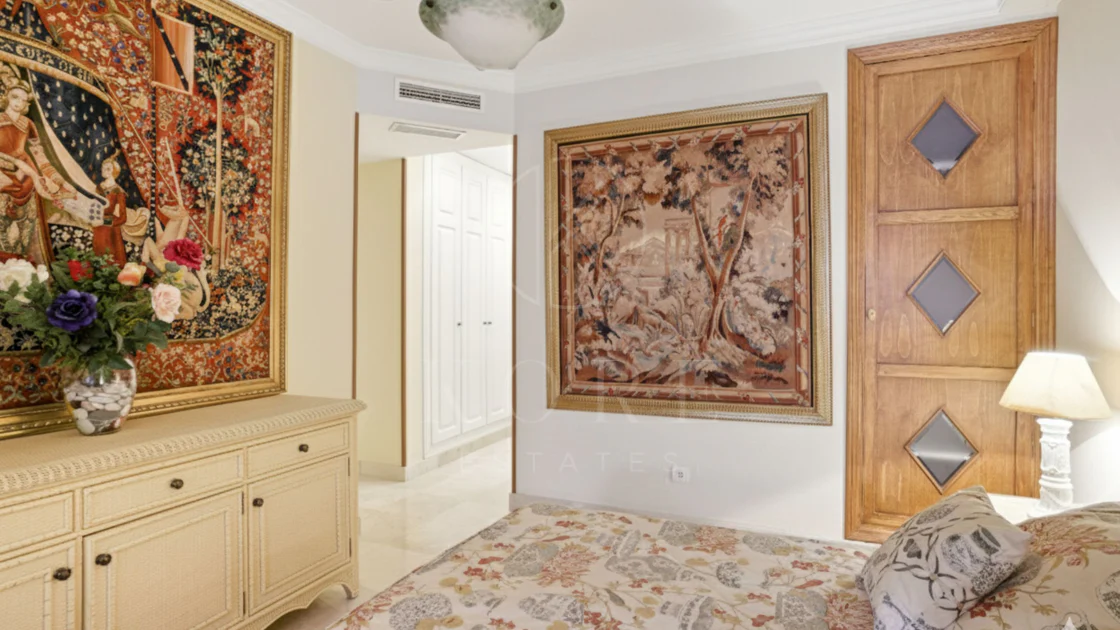 Apartament exclusivist cu două dormitoare cu vedere spre sud, situat pe malul mării, în La Herradura, Marbella