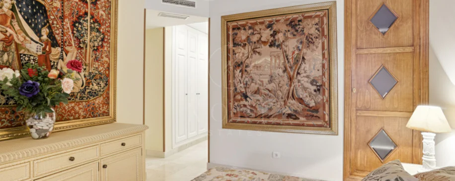 Apartament exclusivist cu două dormitoare cu vedere spre sud, situat pe malul mării, în La Herradura, Marbella