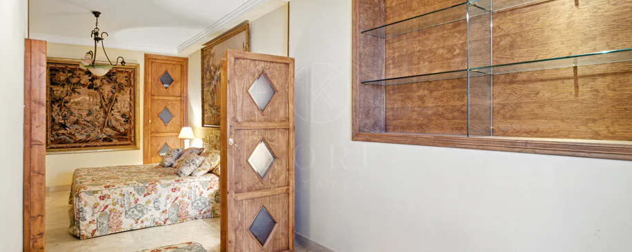 Apartament exclusivist cu două dormitoare cu vedere spre sud, situat pe malul mării, în La Herradura, Marbella