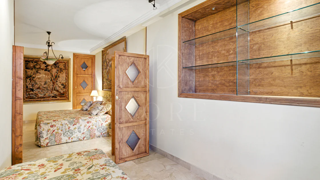 Apartament exclusivist cu două dormitoare cu vedere spre sud, situat pe malul mării, în La Herradura, Marbella