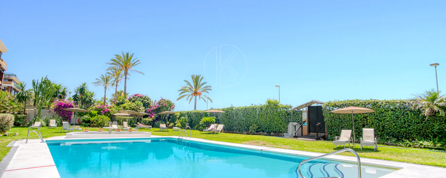 Apartament exclusivist cu două dormitoare cu vedere spre sud, situat pe malul mării, în La Herradura, Marbella