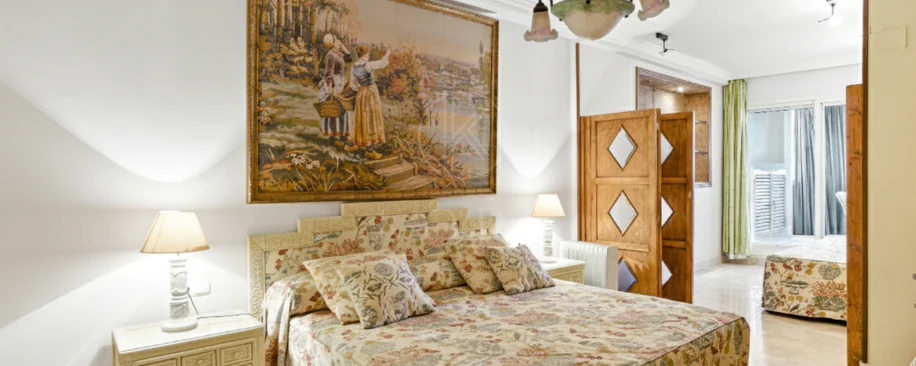 Apartament exclusivist cu două dormitoare cu vedere spre sud, situat pe malul mării, în La Herradura, Marbella