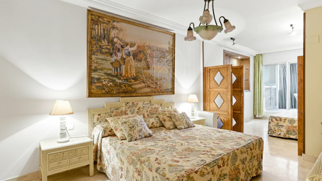 Apartament exclusivist cu două dormitoare cu vedere spre sud, situat pe malul mării, în La Herradura, Marbella
