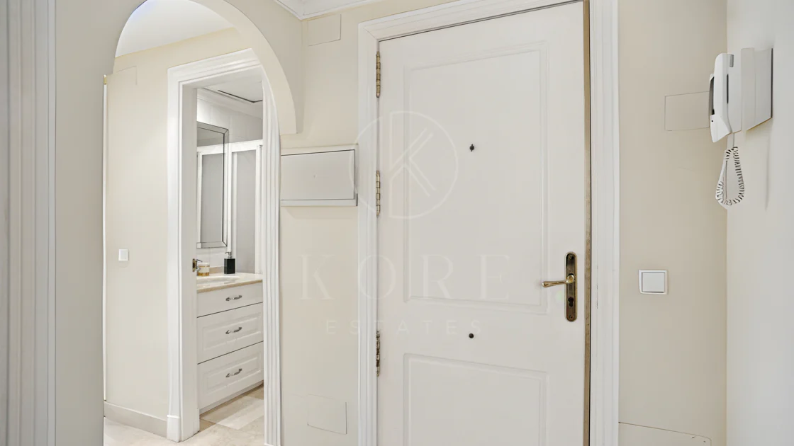 Apartament exclusivist cu două dormitoare cu vedere spre sud, situat pe malul mării, în La Herradura, Marbella
