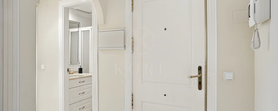 Apartament exclusivist cu două dormitoare cu vedere spre sud, situat pe malul mării, în La Herradura, Marbella