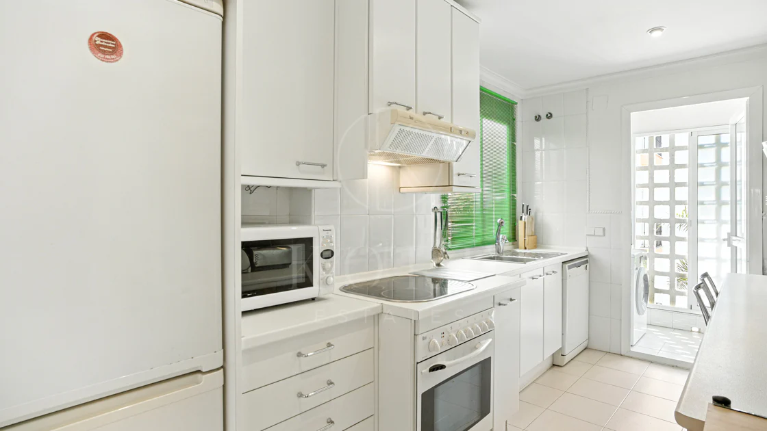 Apartament exclusivist cu două dormitoare cu vedere spre sud, situat pe malul mării, în La Herradura, Marbella
