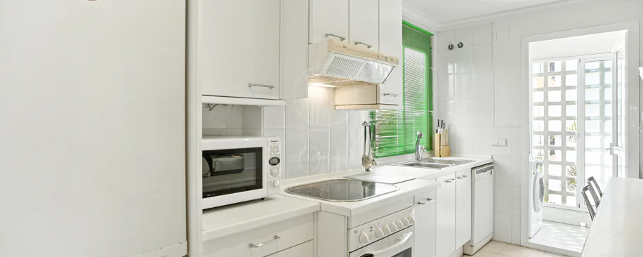 Apartament exclusivist cu două dormitoare cu vedere spre sud, situat pe malul mării, în La Herradura, Marbella