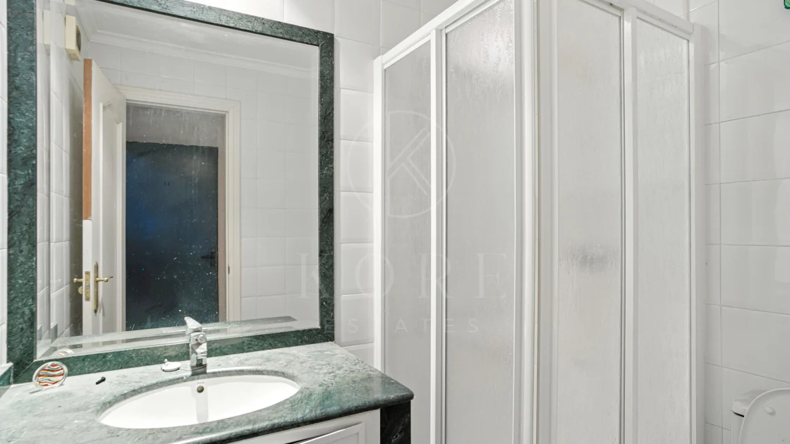 Apartament exclusivist cu două dormitoare cu vedere spre sud, situat pe malul mării, în La Herradura, Marbella