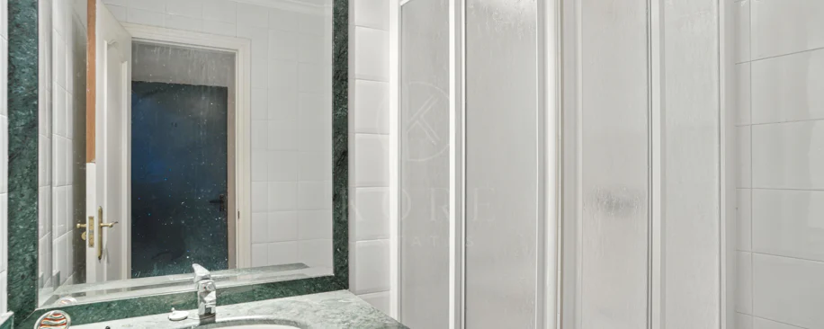 Apartament exclusivist cu două dormitoare cu vedere spre sud, situat pe malul mării, în La Herradura, Marbella