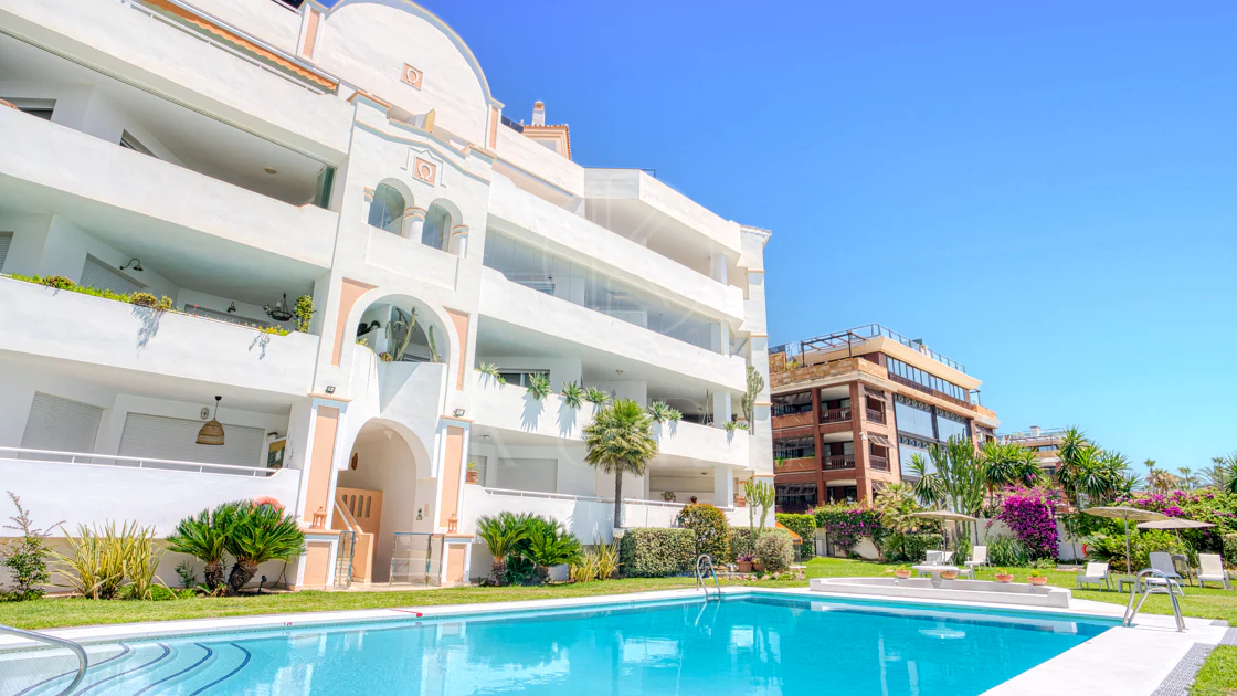 Apartament exclusivist cu două dormitoare cu vedere spre sud, situat pe malul mării, în La Herradura, Marbella