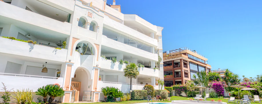 Apartament exclusivist cu două dormitoare cu vedere spre sud, situat pe malul mării, în La Herradura, Marbella
