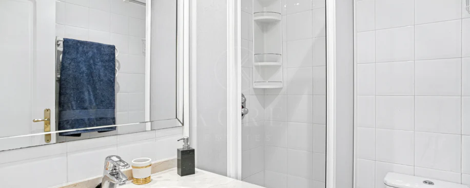 Apartament exclusivist cu două dormitoare cu vedere spre sud, situat pe malul mării, în La Herradura, Marbella