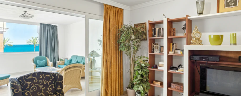 Apartament exclusivist cu două dormitoare cu vedere spre sud, situat pe malul mării, în La Herradura, Marbella